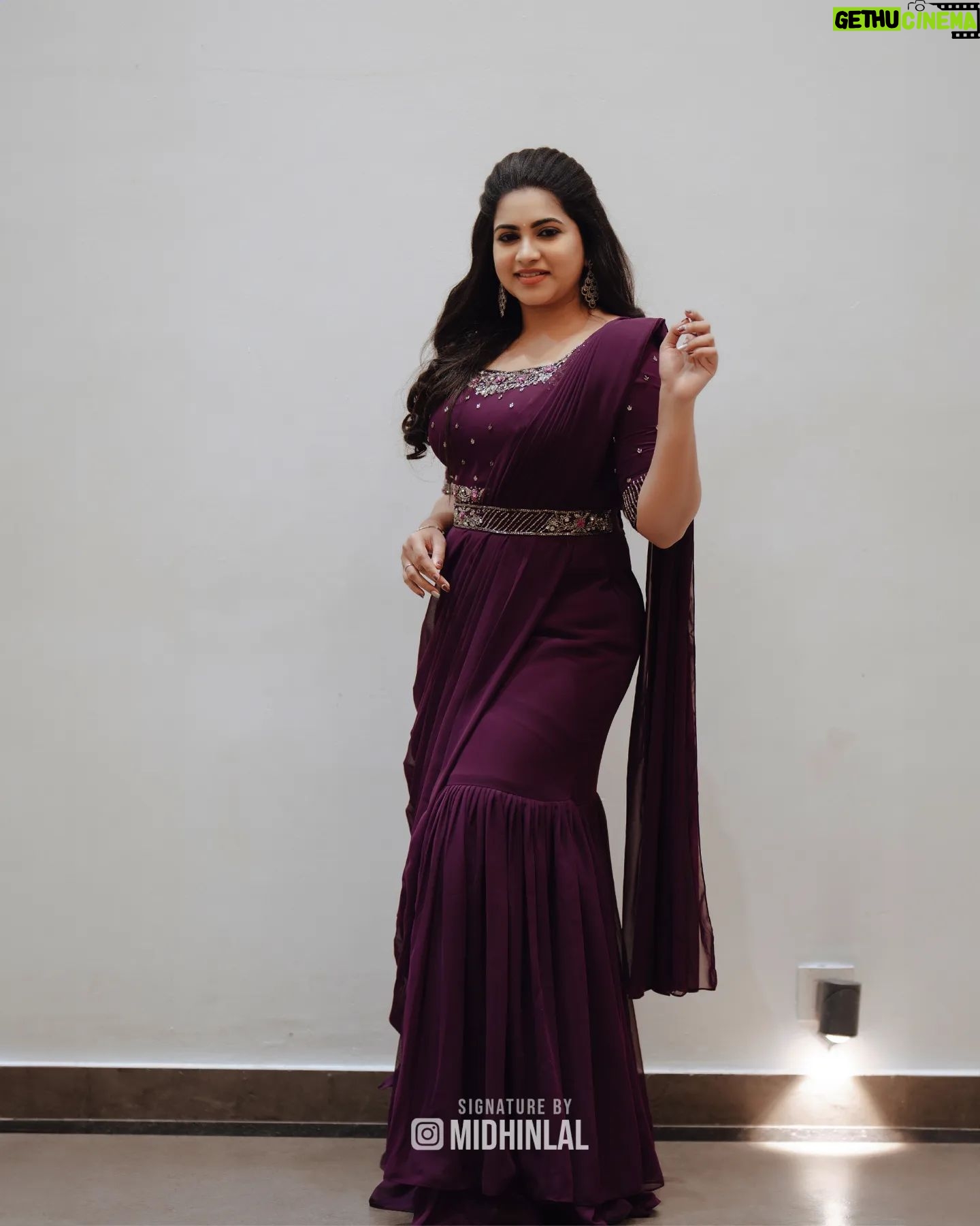Ankhitha Vinod - 2.4K Likes - 𝐀𝐥𝐰𝐚𝐲𝐬 𝐏𝐮𝐫𝐩𝐥𝐞 💜✨
.
📽️ : @midhinlal
👗 : @aalaadesigners
💄: @sivas_makeover_
.
#purple #heeriye #sareegown #marriage #dcavanti #reception #actor #celebrity #celebration #celebritywedding #lovemarriage #trending #picoftheday #withthetrend