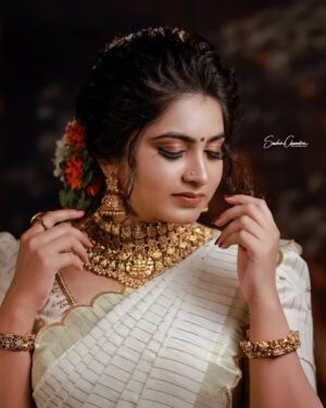 Ankhitha Vinod Instagram - 𝑨𝒆𝒔𝒕𝒉𝒆𝒕𝒊𝒄 𝑻𝒓𝒂𝒅𝒊𝒕𝒊𝒐𝒏𝒂𝒍 💖

📸: @sachinchandraphotography
 👗 : @saanshi_handloom_kuthambully 
💄: @zayanas_makeover
💍 : @gem.forher

#picoftheday #postoftheday #traditional  #ketala #vishu #classy #saree #mallugram #keralagram #instagram #instagramam #malayali  #natural #keralasaree  #trending #traditional #outfit #followme #ankhithavinod #makeover #love #keralagram #love #freestyle #instagood #instareels #reels #followankhithavinod