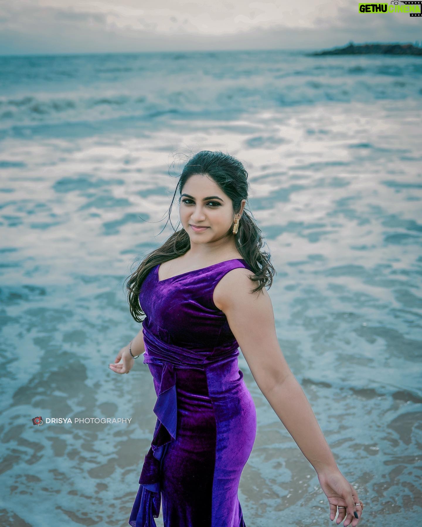 Ankhitha Vinod - 2.1K Likes - @ankhitha_vinod_official_
@amalraj_drisyaphotography
@akhil_raj_drisya
@ansisiyad "The sea, once it casts its spell, holds one in its net of wonder forever."
@drisyaphotography_
@akhil_raj_drisya
@ankhitha_vinod_official_
👗 @ansisiyad
@beautals
#beach #beachphotography #modelshoot #fashionstyle #photoshoot #kerala #gregorus