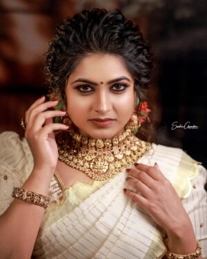 Ankhitha Vinod Instagram - 𝑨𝒆𝒔𝒕𝒉𝒆𝒕𝒊𝒄 𝑻𝒓𝒂𝒅𝒊𝒕𝒊𝒐𝒏𝒂𝒍 💖

📸: @sachinchandraphotography
 👗 : @saanshi_handloom_kuthambully 
💄: @zayanas_makeover
💍 : @gem.forher

#picoftheday #postoftheday #traditional  #ketala #vishu #classy #saree #mallugram #keralagram #instagram #instagramam #malayali  #natural #keralasaree  #trending #traditional #outfit #followme #ankhithavinod #makeover #love #keralagram #love #freestyle #instagood #instareels #reels #followankhithavinod