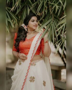 Ankhitha Vinod Instagram - 𝙄𝙩'𝙨 𝙩𝙝𝙚 𝙆𝙚𝙧𝙖𝙡𝙖 𝙏𝙧𝙖𝙙𝙞𝙩𝙞𝙤𝙣𝙖𝙡 𝙎𝙚𝙖𝙨𝙤𝙣 ⏱️❣️✨ #onam

📸 : @abhiram_eyebrowman
👗: @wellattire
💄: @brides_of_deepthi

#onamspecial #happyonam #traditional #red #temple #dance #malayalamactor #photoshoot #instagramreels #actress #kerala #goingwiththetrend
