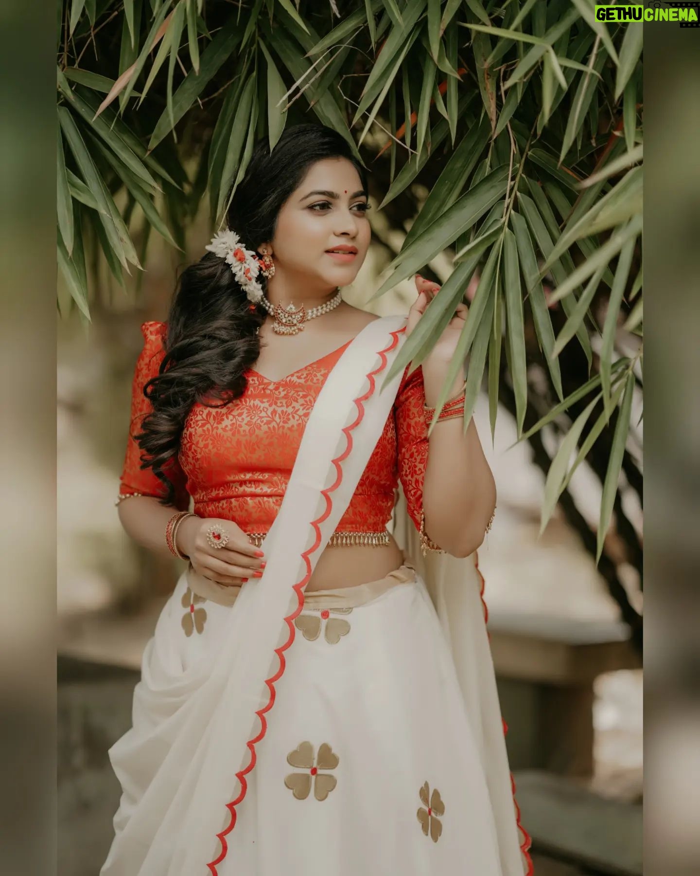Ankhitha Vinod - 1.1K Likes - 𝙄𝙩'𝙨 𝙩𝙝𝙚 𝙆𝙚𝙧𝙖𝙡𝙖 𝙏𝙧𝙖𝙙𝙞𝙩𝙞𝙤𝙣𝙖𝙡 𝙎𝙚𝙖𝙨𝙤𝙣 ⏱️❣️✨ #onam
📸 : @abhiram_eyebrowman
👗: @wellattire
💄: @brides_of_deepthi
#onamspecial #happyonam #traditional #red #temple #dance #malayalamactor #photoshoot #instagramreels #actress #kerala #goingwiththetrend