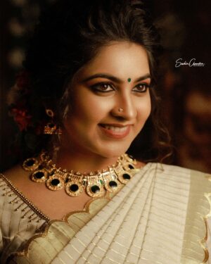 Ankhitha Vinod Instagram - 𝑨𝒆𝒔𝒕𝒉𝒆𝒕𝒊𝒄 𝑻𝒓𝒂𝒅𝒊𝒕𝒊𝒐𝒏𝒂𝒍 💖

📸: @sachinchandraphotography
 👗 : @saanshi_handloom_kuthambully 
💄: @zayanas_makeover
💍 : @gem.forher

#picoftheday #postoftheday #traditional  #ketala #vishu #classy #saree #mallugram #keralagram #instagram #instagramam #malayali  #natural #keralasaree  #trending #traditional #outfit #followme #ankhithavinod #makeover #love #keralagram #love #freestyle #instagood #instareels #reels #followankhithavinod