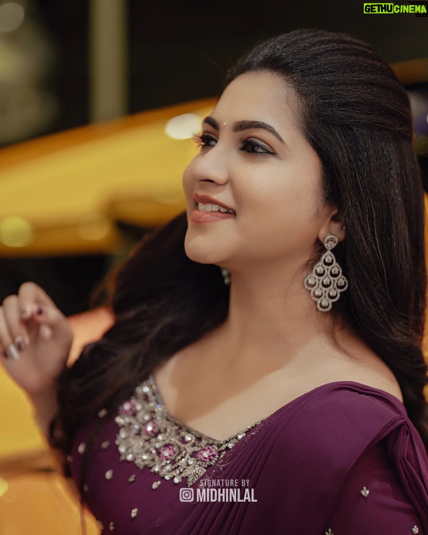 Ankhitha Vinod - 2.8K Likes - 𝐀𝐥𝐰𝐚𝐲𝐬 𝐏𝐮𝐫𝐩𝐥𝐞 💜✨
.
📽️ : @midhinlal
👗 : @aalaadesigners
💄: @sivas_makeover_
.
#purple #heeriye #sareegown #marriage #dcavanti #reception #actor #celebrity #celebration #celebritywedding #lovemarriage #trending #picoftheday #withthetrend