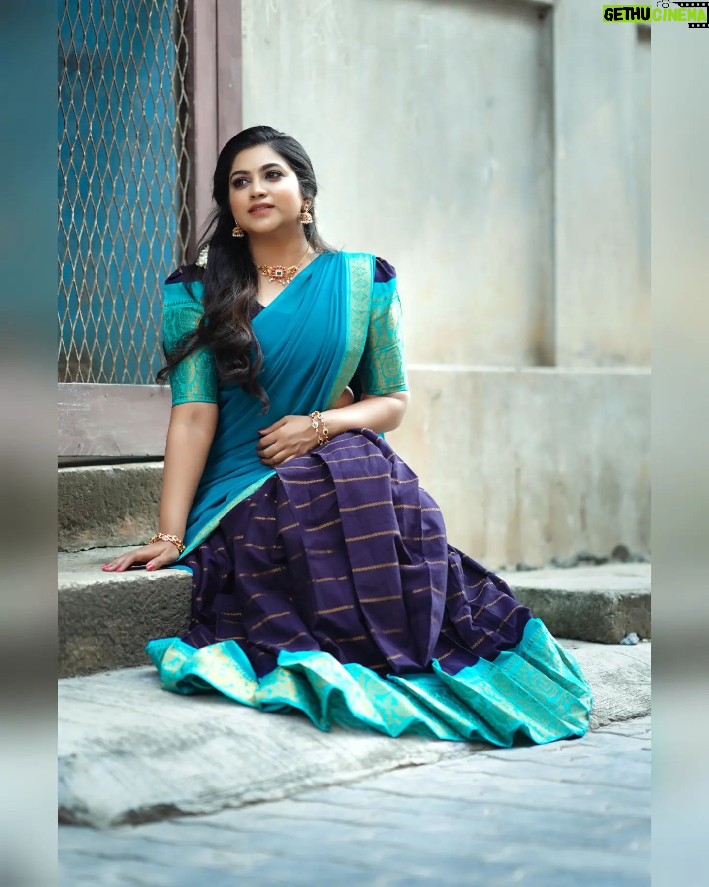 Ankhitha Vinod - 1.1K Likes - 𝐇𝐨𝐦𝐞𝐥𝐲 𝐄𝐥𝐞𝐠𝐚𝐧𝐜𝐞 🌸✨
My Favourite Pics 😍
📸 : @abhiram_eyebrowman
👗: @ledarla_design_studio
💄: @brides_of_deepthi
#halfsaree #traditional #blues #temple #templeday #malayalamactor #photoshoot #instagramreels #actress #goingwiththetrend #transition #anniyan