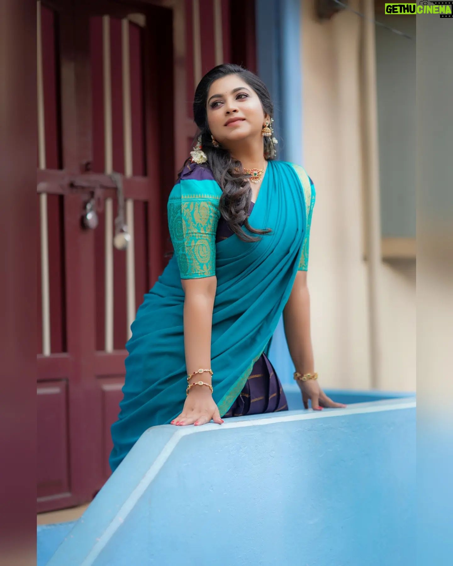Ankhitha Vinod - 1.1K Likes - 𝐇𝐨𝐦𝐞𝐥𝐲 𝐄𝐥𝐞𝐠𝐚𝐧𝐜𝐞 🌸✨
My Favourite Pics 😍
📸 : @abhiram_eyebrowman
👗: @ledarla_design_studio
💄: @brides_of_deepthi
#halfsaree #traditional #blues #temple #templeday #malayalamactor #photoshoot #instagramreels #actress #goingwiththetrend #transition #anniyan