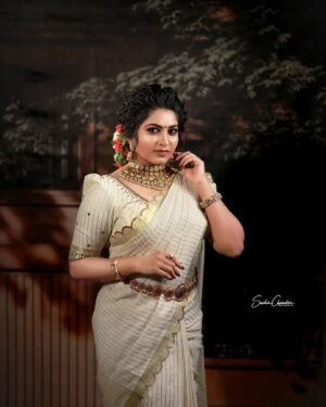 Ankhitha Vinod Instagram - 𝑨𝒆𝒔𝒕𝒉𝒆𝒕𝒊𝒄 𝑻𝒓𝒂𝒅𝒊𝒕𝒊𝒐𝒏𝒂𝒍 💖

📸: @sachinchandraphotography
 👗 : @saanshi_handloom_kuthambully 
💄: @zayanas_makeover
💍 : @gem.forher

#picoftheday #postoftheday #traditional  #ketala #vishu #classy #saree #mallugram #keralagram #instagram #instagramam #malayali  #natural #keralasaree  #trending #traditional #outfit #followme #ankhithavinod #makeover #love #keralagram #love #freestyle #instagood #instareels #reels #followankhithavinod