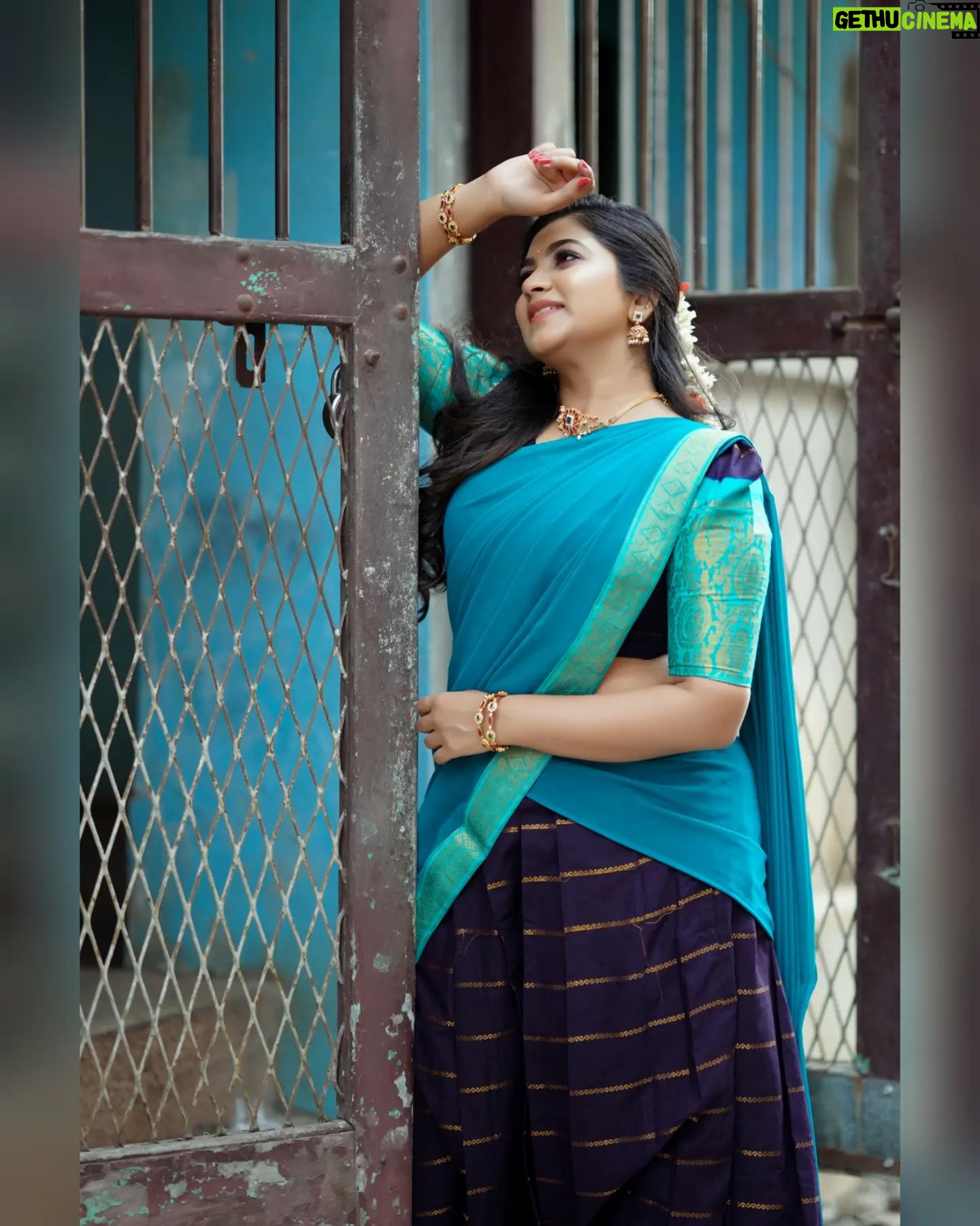 Ankhitha Vinod - 1.5K Likes - 𝐇𝐨𝐦𝐞𝐥𝐲 𝐄𝐥𝐞𝐠𝐚𝐧𝐜𝐞 🌸✨
📸 : @abhiram_eyebrowman
👗: @ledarla_design_studio
💄: @brides_of_deepthi
#halfsaree #traditional #blues #temple #reels #malayalamactor #photoshoot #instagramreels #actress #goingwiththetrend #transition