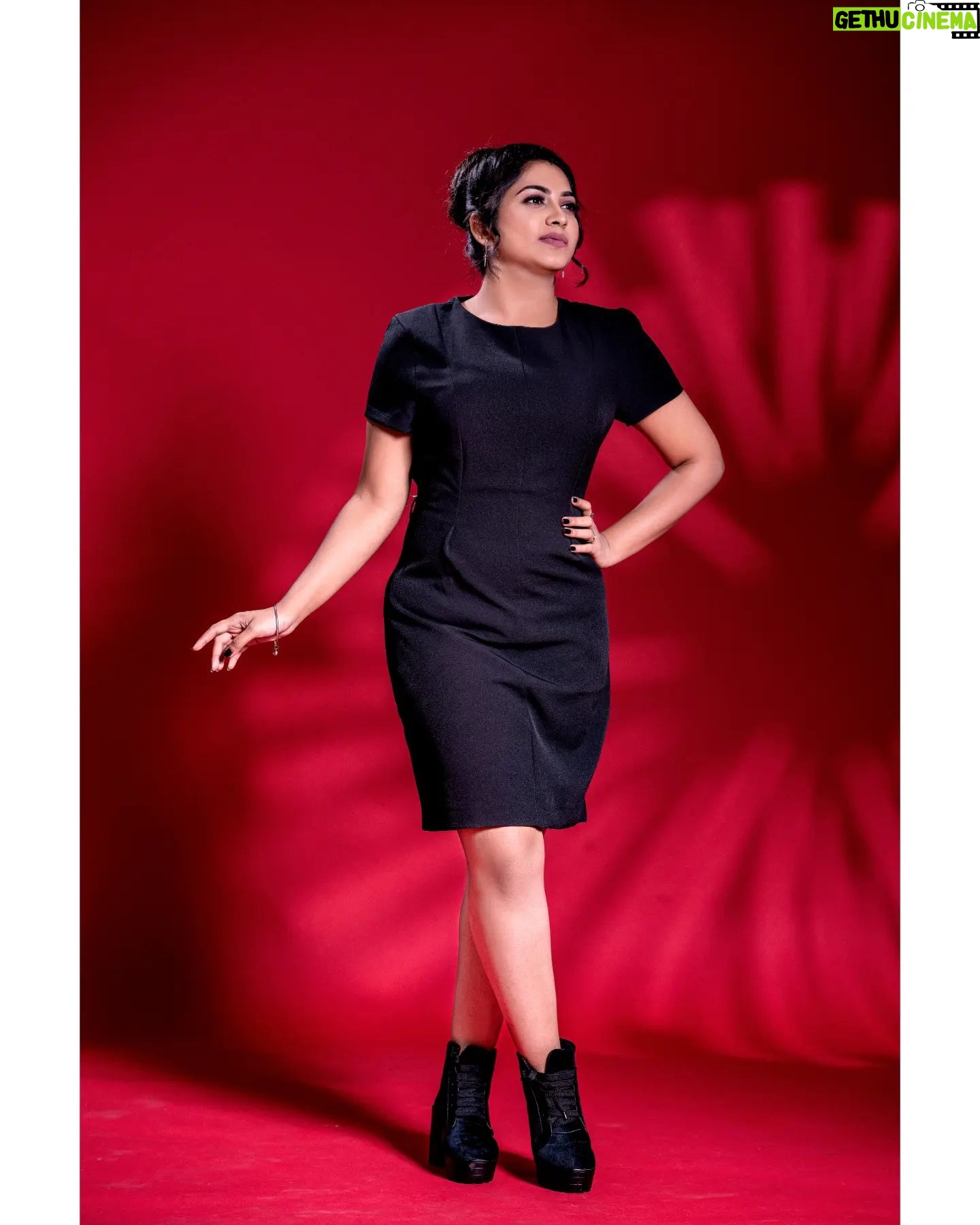 Ankhitha Vinod - 1.4K Likes - 𝐏𝐨𝐫𝐭𝐟𝐨𝐥𝐢𝐨 𝐒𝐞𝐫𝐢𝐞𝐬 6 - MY FAV ♠️
Photography 📸: @picstory_josecharles
Stylist 👗 : @ramshid_abdul_rasheed
Mua 💄: @lilly_shaneesh_makeup
Lights 🚨 : @alphagearkochi
Retouch 🎨🖌️ : @abhijithbharath
#modern #black #portfolio #classy #saree #sassy #makeovershoot #natural #red #trending #traditional #outfit #followme #ankhithavinod #makeover #love #keralagram #love #freestyle #instagood #instareels #reels #followankhithavinod
