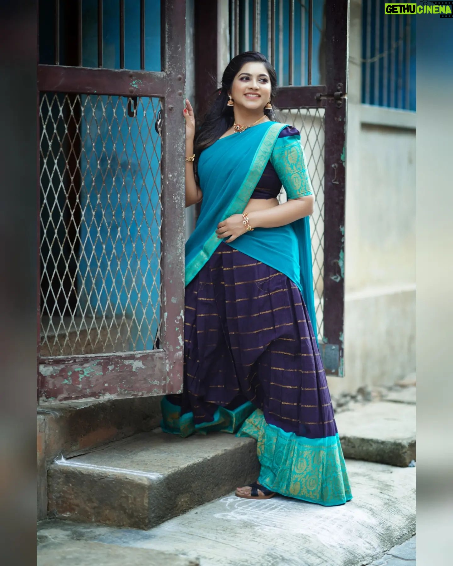 Ankhitha Vinod - 1.5K Likes - 𝐇𝐨𝐦𝐞𝐥𝐲 𝐄𝐥𝐞𝐠𝐚𝐧𝐜𝐞 🌸✨
📸 : @abhiram_eyebrowman
👗: @ledarla_design_studio
💄: @brides_of_deepthi
#halfsaree #traditional #blues #temple #reels #malayalamactor #photoshoot #instagramreels #actress #goingwiththetrend #transition
