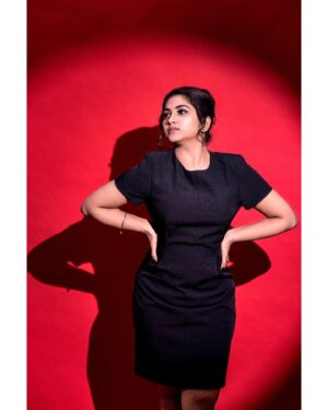 Ankhitha Vinod Instagram - 𝐏𝐨𝐫𝐭𝐟𝐨𝐥𝐢𝐨 𝐒𝐞𝐫𝐢𝐞𝐬 6 - MY FAV ♠️

Photography 📸: @picstory_josecharles
Stylist 👗 : @ramshid_abdul_rasheed
Mua 💄: @lilly_shaneesh_makeup
Lights 🚨 : @alphagearkochi
Retouch 🎨🖌️ : @abhijithbharath

#modern  #black #portfolio #classy #saree #sassy #makeovershoot  #natural #red  #trending #traditional #outfit #followme #ankhithavinod #makeover #love #keralagram #love #freestyle #instagood #instareels #reels #followankhithavinod