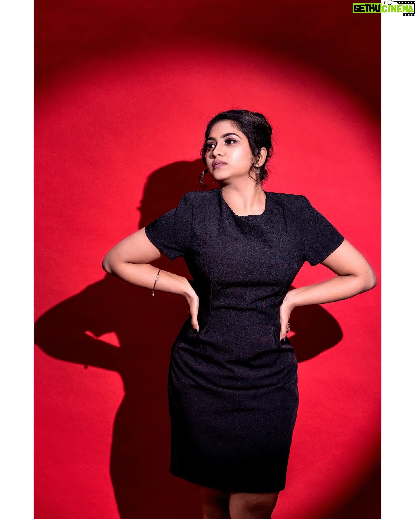 Ankhitha Vinod - 1.4K Likes - 𝐏𝐨𝐫𝐭𝐟𝐨𝐥𝐢𝐨 𝐒𝐞𝐫𝐢𝐞𝐬 6 - MY FAV ♠️
Photography 📸: @picstory_josecharles
Stylist 👗 : @ramshid_abdul_rasheed
Mua 💄: @lilly_shaneesh_makeup
Lights 🚨 : @alphagearkochi
Retouch 🎨🖌️ : @abhijithbharath
#modern #black #portfolio #classy #saree #sassy #makeovershoot #natural #red #trending #traditional #outfit #followme #ankhithavinod #makeover #love #keralagram #love #freestyle #instagood #instareels #reels #followankhithavinod