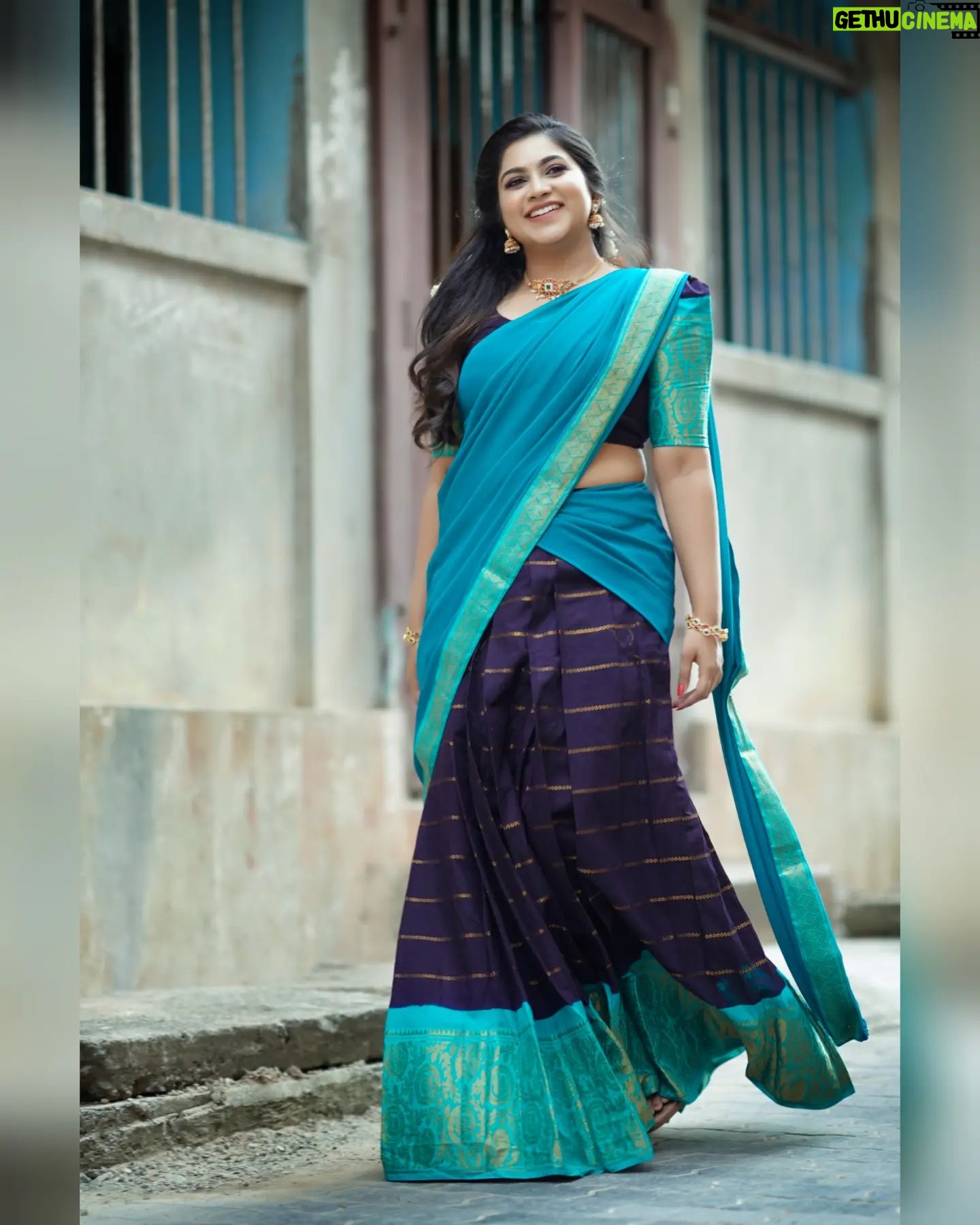 Ankhitha Vinod - 1.5K Likes - 𝐇𝐨𝐦𝐞𝐥𝐲 𝐄𝐥𝐞𝐠𝐚𝐧𝐜𝐞 🌸✨
📸 : @abhiram_eyebrowman
👗: @ledarla_design_studio
💄: @brides_of_deepthi
#halfsaree #traditional #blues #temple #reels #malayalamactor #photoshoot #instagramreels #actress #goingwiththetrend #transition