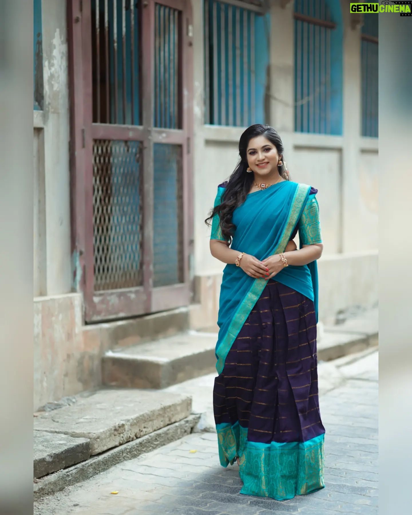 Ankhitha Vinod - 1.5K Likes - 𝐇𝐨𝐦𝐞𝐥𝐲 𝐄𝐥𝐞𝐠𝐚𝐧𝐜𝐞 🌸✨
📸 : @abhiram_eyebrowman
👗: @ledarla_design_studio
💄: @brides_of_deepthi
#halfsaree #traditional #blues #temple #reels #malayalamactor #photoshoot #instagramreels #actress #goingwiththetrend #transition