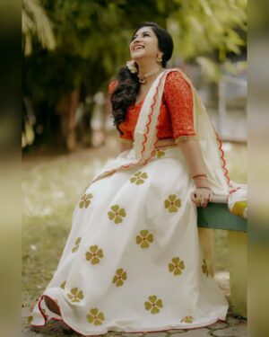 Ankhitha Vinod Instagram - 𝙄𝙩'𝙨 𝙩𝙝𝙚 𝙆𝙚𝙧𝙖𝙡𝙖 𝙏𝙧𝙖𝙙𝙞𝙩𝙞𝙤𝙣𝙖𝙡 𝙎𝙚𝙖𝙨𝙤𝙣 ⏱️❣️✨ #onam

📸 : @abhiram_eyebrowman
👗: @wellattire
💄: @brides_of_deepthi

#onamspecial #happyonam #traditional #red #temple #dance #malayalamactor #photoshoot #instagramreels #actress #kerala #goingwiththetrend