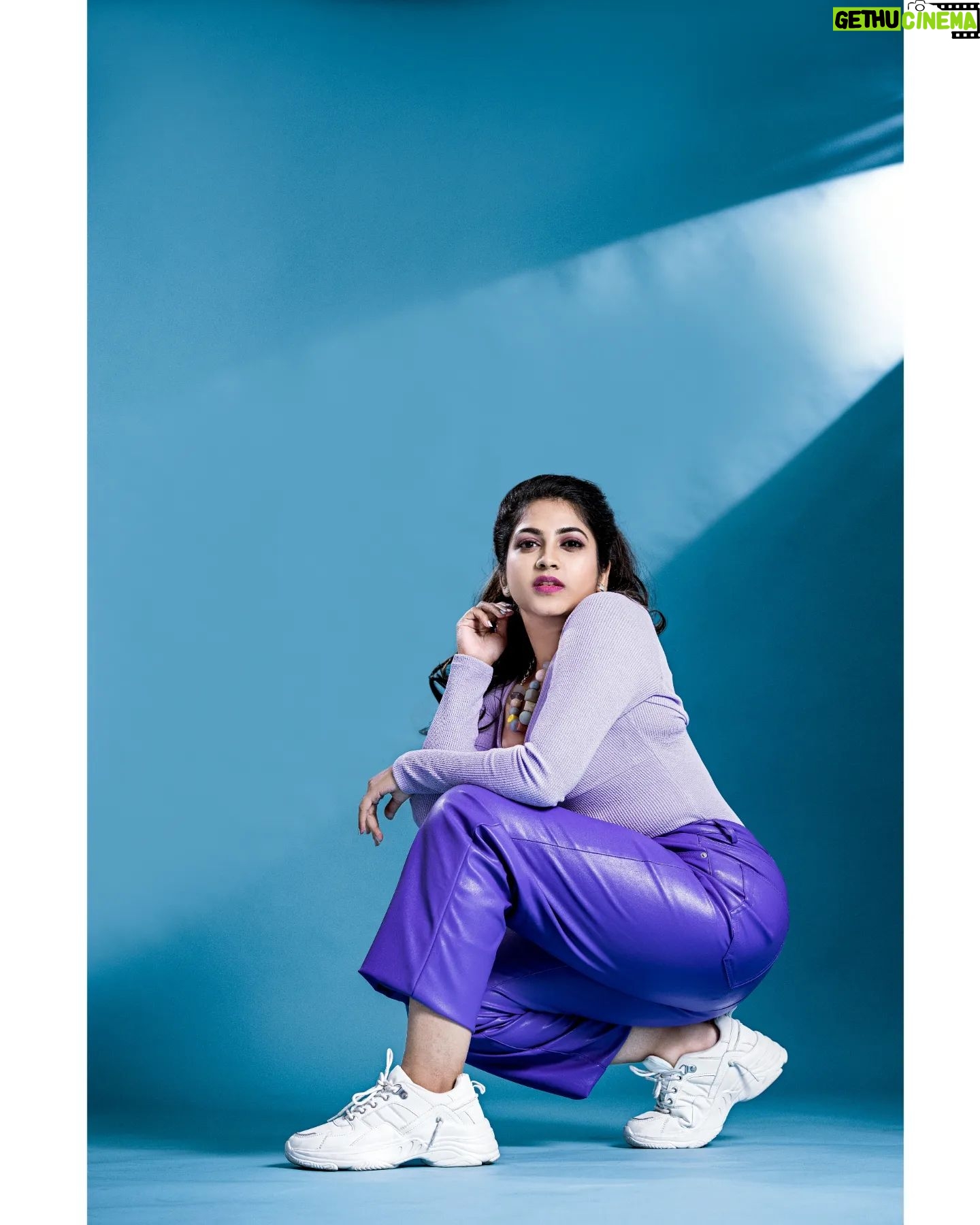 Ankhitha Vinod - 2.3K Likes - 𝐏𝐨𝐫𝐭𝐟𝐨𝐥𝐢𝐨 𝐒𝐞𝐫𝐢𝐞𝐬 𝟓 - 𝐕𝐈𝐎𝐋𝐄𝐓 💜
Photography 📸: @picstory_josecharles
Stylist 👗 : @ramshid_abdul_rasheed
Mua 💄: @lilly_shaneesh_makeup
Lights 🚨 : @alphagearkochi
Retouch 🎨🖌️ : @abhijithbharath
#modern #black #portfolio #classy #saree #sassy #makeovershoot #natural #red #trending #traditional #outfit #followme #ankhithavinod #makeover #love #keralagram #love #freestyle #instagood #instareels #reels #followankhithavinod