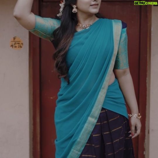 Ankhitha Vinod - 2.7K Likes - 𝐇𝐨𝐦𝐞𝐥𝐲 𝐄𝐥𝐞𝐠𝐚𝐧𝐜𝐞 🌸✨
🎥 : @vishnu._cg
👗: @ledarla_design_studio
💄: @brides_of_deepthi
#halfsaree #traditional #blues #temple #reels #malayalamactor #photoshoot #instagramreels #actress #goingwiththetrend #transition