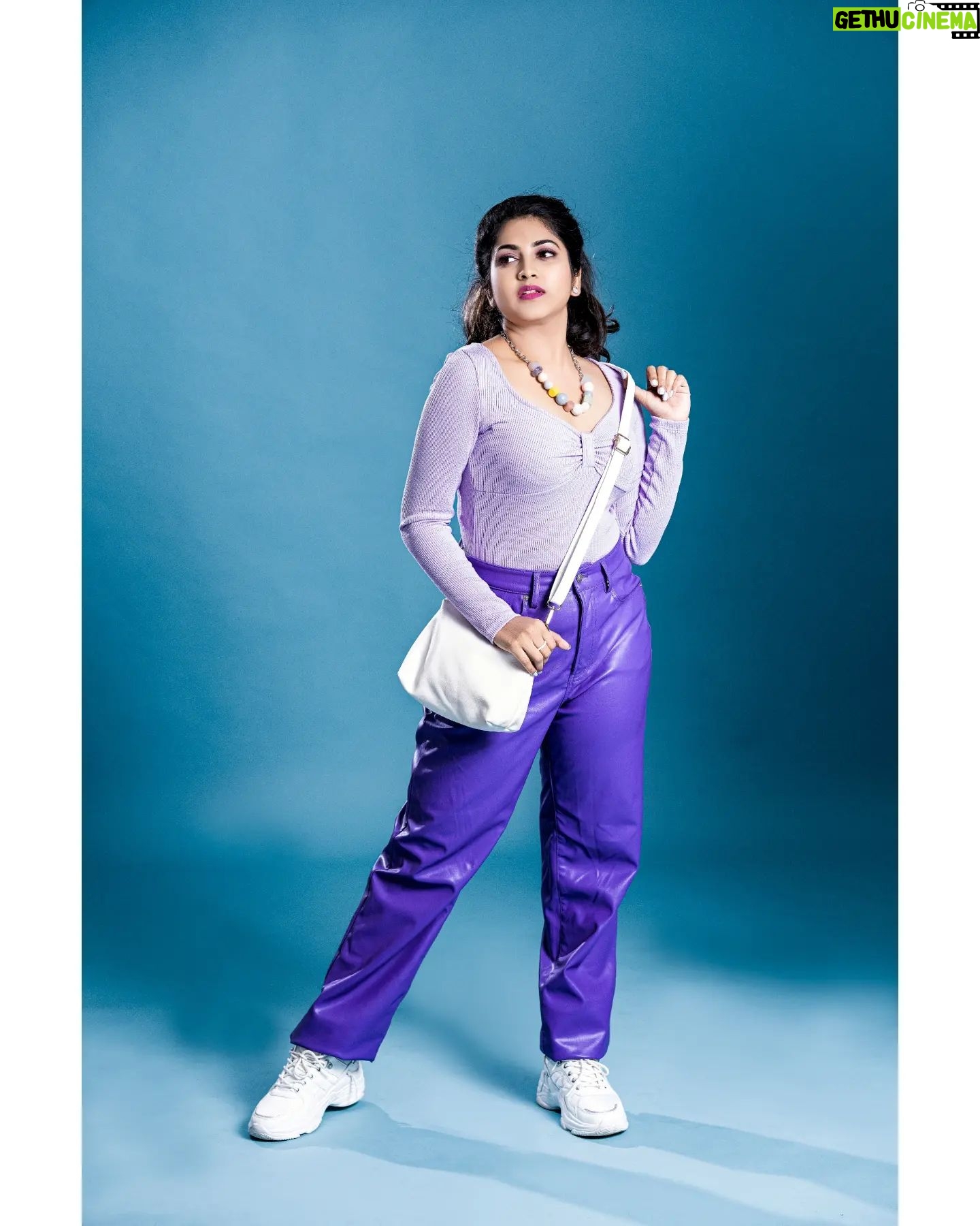 Ankhitha Vinod - 2.3K Likes - 𝐏𝐨𝐫𝐭𝐟𝐨𝐥𝐢𝐨 𝐒𝐞𝐫𝐢𝐞𝐬 𝟓 - 𝐕𝐈𝐎𝐋𝐄𝐓 💜
Photography 📸: @picstory_josecharles
Stylist 👗 : @ramshid_abdul_rasheed
Mua 💄: @lilly_shaneesh_makeup
Lights 🚨 : @alphagearkochi
Retouch 🎨🖌️ : @abhijithbharath
#modern #black #portfolio #classy #saree #sassy #makeovershoot #natural #red #trending #traditional #outfit #followme #ankhithavinod #makeover #love #keralagram #love #freestyle #instagood #instareels #reels #followankhithavinod