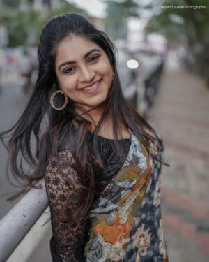 Ankhitha Vinod Instagram - 🅦🅐🅝🅓🅔🅡🅔🅡 ❣️🔥
Thiruvalla Road, Bust Stand and Railway station
This was seriously a fun unplanned shoot 😃
📸 : @aravind_vadakkethil 
.
#photography #potrait #wanderer #road #railwaystation #busstand #natural #malayalamactress #modelphotography #saree #nomakeup #thiruvalla