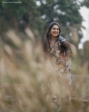 Ankhitha Vinod Instagram - 🅦🅐🅝🅓🅔🅡🅔🅡 ❣️🔥
Thiruvalla Road, Bust Stand and Railway station
This was seriously a fun unplanned shoot 😃
📸 : @aravind_vadakkethil 
.
#photography #potrait #wanderer #road #railwaystation #busstand #natural #malayalamactress #modelphotography #saree #nomakeup #thiruvalla