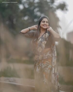 Ankhitha Vinod Instagram - 🅦🅐🅝🅓🅔🅡🅔🅡 ❣️🔥
Thiruvalla Road, Bust Stand and Railway station
This was seriously a fun unplanned shoot 😃
📸 : @aravind_vadakkethil 
.
#photography #potrait #wanderer #road #railwaystation #busstand #natural #malayalamactress #modelphotography #saree #nomakeup #thiruvalla