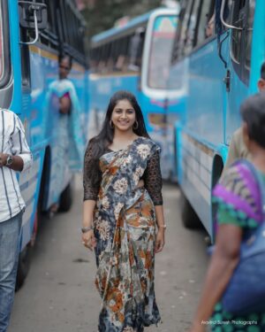 Ankhitha Vinod Instagram - 🅦🅐🅝🅓🅔🅡🅔🅡 ❣️🔥
Thiruvalla Road, Bust Stand and Railway station
This was seriously a fun unplanned shoot 😃
📸 : @aravind_vadakkethil 
.
#photography #potrait #wanderer #road #railwaystation #busstand #natural #malayalamactress #modelphotography #saree #nomakeup #thiruvalla