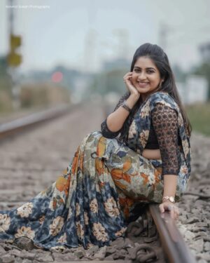 Ankhitha Vinod Instagram - 🅦🅐🅝🅓🅔🅡🅔🅡 ❣️🔥
Thiruvalla Road, Bust Stand and Railway station
This was seriously a fun unplanned shoot 😃
📸 : @aravind_vadakkethil 
.
#photography #potrait #wanderer #road #railwaystation #busstand #natural #malayalamactress #modelphotography #saree #nomakeup #thiruvalla