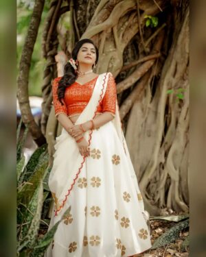 Ankhitha Vinod Instagram - 𝙄𝙩'𝙨 𝙩𝙝𝙚 𝙆𝙚𝙧𝙖𝙡𝙖 𝙏𝙧𝙖𝙙𝙞𝙩𝙞𝙤𝙣𝙖𝙡 𝙎𝙚𝙖𝙨𝙤𝙣 ⏱️❣️✨ #onam

📸 : @abhiram_eyebrowman
👗: @wellattire
💄: @brides_of_deepthi

#onamspecial #happyonam #traditional #red #temple #dance #malayalamactor #photoshoot #instagramreels #actress #kerala #goingwiththetrend