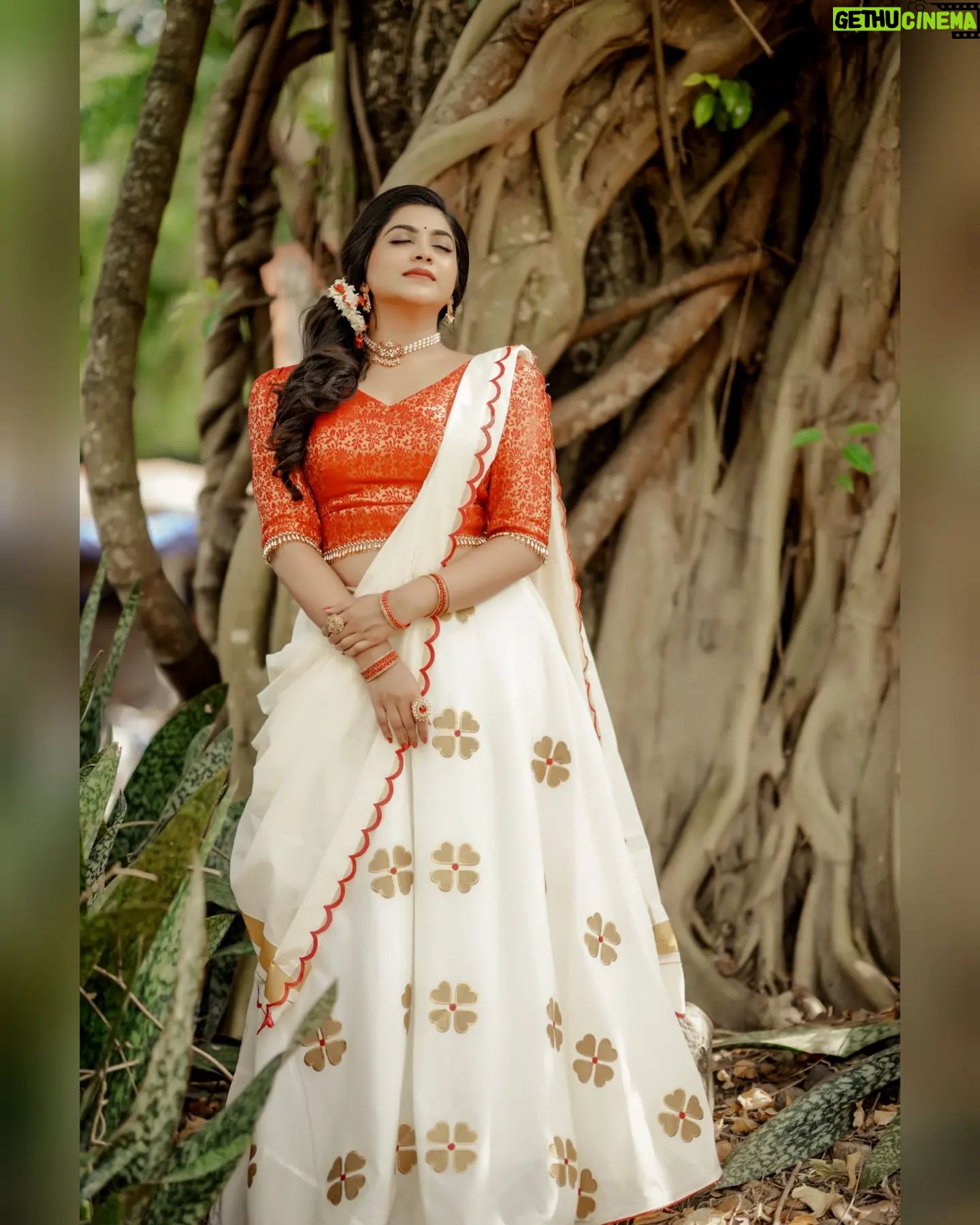 Ankhitha Vinod - 1.1K Likes - 𝙄𝙩'𝙨 𝙩𝙝𝙚 𝙆𝙚𝙧𝙖𝙡𝙖 𝙏𝙧𝙖𝙙𝙞𝙩𝙞𝙤𝙣𝙖𝙡 𝙎𝙚𝙖𝙨𝙤𝙣 ⏱️❣️✨ #onam
📸 : @abhiram_eyebrowman
👗: @wellattire
💄: @brides_of_deepthi
#onamspecial #happyonam #traditional #red #temple #dance #malayalamactor #photoshoot #instagramreels #actress #kerala #goingwiththetrend
