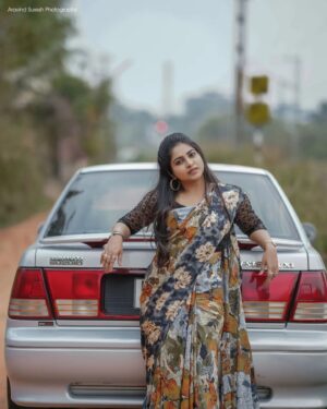 Ankhitha Vinod Instagram - 🅦🅐🅝🅓🅔🅡🅔🅡 ❣️🔥
Thiruvalla Road, Bust Stand and Railway station
This was seriously a fun unplanned shoot 😃
📸 : @aravind_vadakkethil 
.
#photography #potrait #wanderer #road #railwaystation #busstand #natural #malayalamactress #modelphotography #saree #nomakeup #thiruvalla