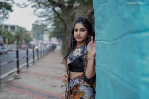 Ankhitha Vinod Instagram - 🅡Ⓔ🅣Ⓡ🅞 Ⓑ🅞Ⓛ🅓 💗
📸 : @aravind_vadakkethil 
.
#photography #potrait #vintagecar #natural #malayalamactress #modelphotography #saree #nomakeup