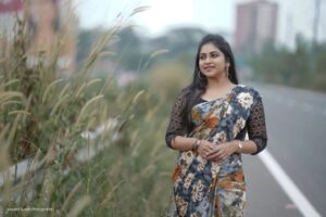 Ankhitha Vinod Instagram - 🅡Ⓔ🅣Ⓡ🅞 Ⓑ🅞Ⓛ🅓 💗
📸 : @aravind_vadakkethil 
.
#photography #potrait #vintagecar #natural #malayalamactress #modelphotography #saree #nomakeup