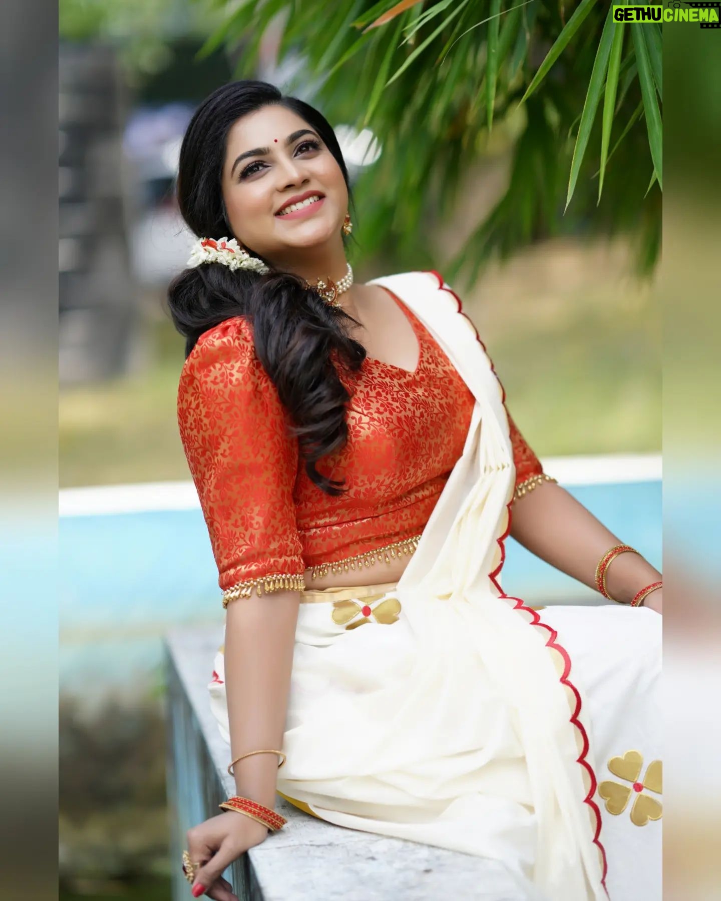 Ankhitha Vinod - 1.1K Likes - 𝙄𝙩'𝙨 𝙩𝙝𝙚 𝙆𝙚𝙧𝙖𝙡𝙖 𝙏𝙧𝙖𝙙𝙞𝙩𝙞𝙤𝙣𝙖𝙡 𝙎𝙚𝙖𝙨𝙤𝙣 ⏱️❣️✨ #onam
📸 : @abhiram_eyebrowman
👗: @wellattire
💄: @brides_of_deepthi
#onamspecial #happyonam #traditional #red #temple #dance #malayalamactor #photoshoot #instagramreels #actress #kerala #goingwiththetrend