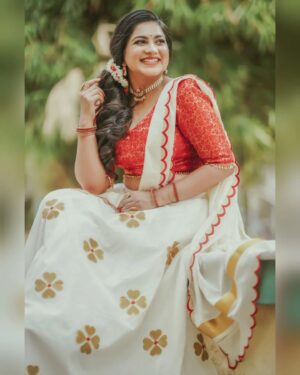 Ankhitha Vinod Instagram - 𝙄𝙩'𝙨 𝙩𝙝𝙚 𝙆𝙚𝙧𝙖𝙡𝙖 𝙏𝙧𝙖𝙙𝙞𝙩𝙞𝙤𝙣𝙖𝙡 𝙎𝙚𝙖𝙨𝙤𝙣 ⏱️❣️✨ #onam

📸 : @abhiram_eyebrowman
👗: @wellattire
💄: @brides_of_deepthi

#onamspecial #happyonam #traditional #red #temple #dance #malayalamactor #photoshoot #instagramreels #actress #kerala #goingwiththetrend