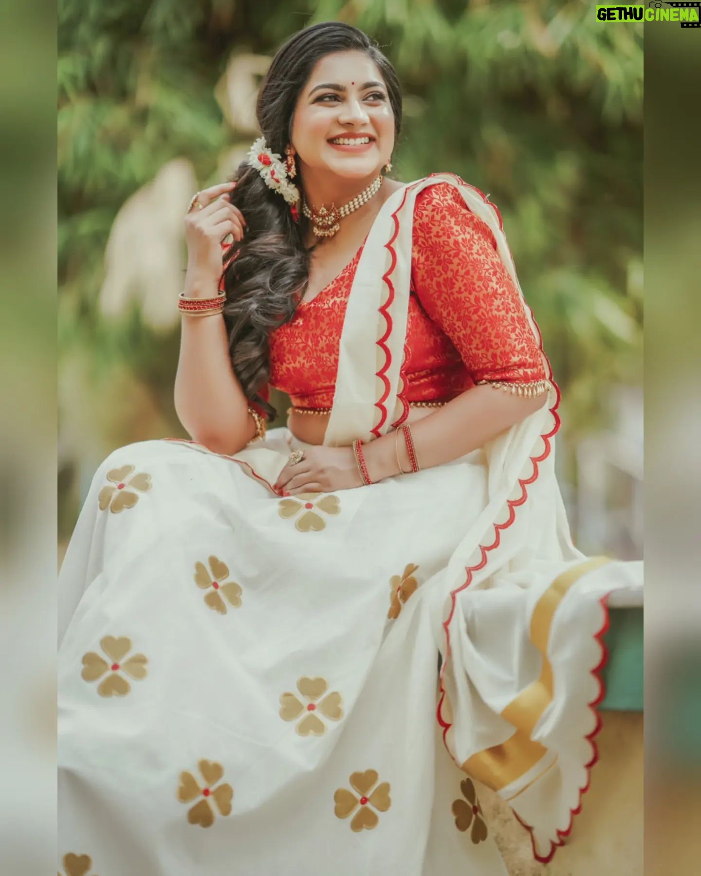 Ankhitha Vinod - 1.1K Likes - 𝙄𝙩'𝙨 𝙩𝙝𝙚 𝙆𝙚𝙧𝙖𝙡𝙖 𝙏𝙧𝙖𝙙𝙞𝙩𝙞𝙤𝙣𝙖𝙡 𝙎𝙚𝙖𝙨𝙤𝙣 ⏱️❣️✨ #onam
📸 : @abhiram_eyebrowman
👗: @wellattire
💄: @brides_of_deepthi
#onamspecial #happyonam #traditional #red #temple #dance #malayalamactor #photoshoot #instagramreels #actress #kerala #goingwiththetrend