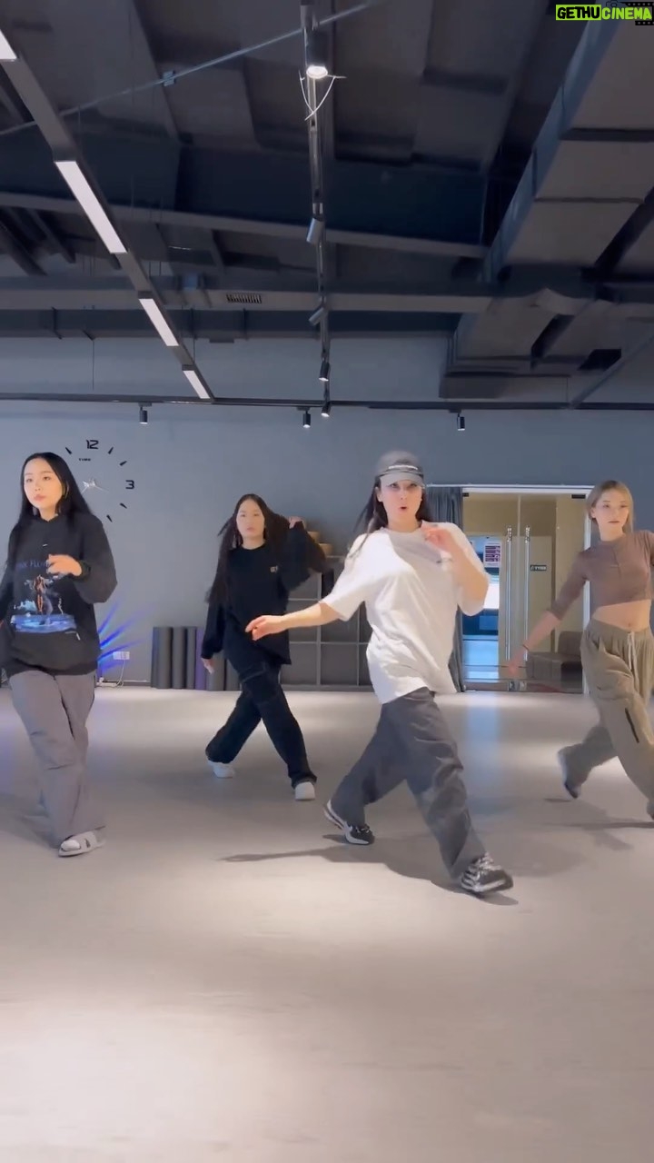 Ankhmaa Gankhuyag Instagram - 🐚𝐓𝐀𝐍𝐒𝐀𝐆🐚 dance practice with @squadzzstudio girls🔥 @_nevazz @eenee.s @lylamoonn