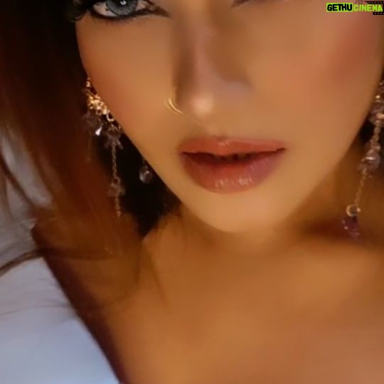 Ankita Bhowmick - 422 Likes - How's the look guys???
.
.
#instagood
#reels #reelsindia #look #hot #smokey #blue #eyes #lips