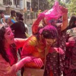 Ankita Shrivastav Instagram - Kitne din lagenge rang jaane mein ? 😂❤️ Family, Colors, gujiya, thandaai! Wishing you a happy happy Holi!