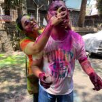 Ankita Shrivastav Instagram - Kitne din lagenge rang jaane mein ? 😂❤️ Family, Colors, gujiya, thandaai! Wishing you a happy happy Holi!