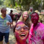 Ankita Shrivastav Instagram - Kitne din lagenge rang jaane mein ? 😂❤️ Family, Colors, gujiya, thandaai! Wishing you a happy happy Holi!