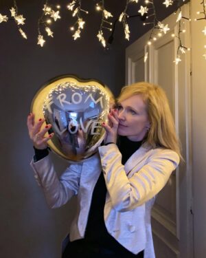 Anna Geislerová Instagram - Mám srdce ze skla.. a to srdce umí rozzářit cely Atelier . Pokud hledáte svoje srdce ze skla (a na Valentýna se to možná bude dost hodit..) najdete ho u @dominika_petrtylova V různých barvách a velikostech. Absolutně s láskou vám je doporučuju. Zadna spolupráce.Jen fascinace sklem ,světlem a tím jak tohle srdce zrcadlí co vidí. Krásný den! ♥️🤍🖤💙