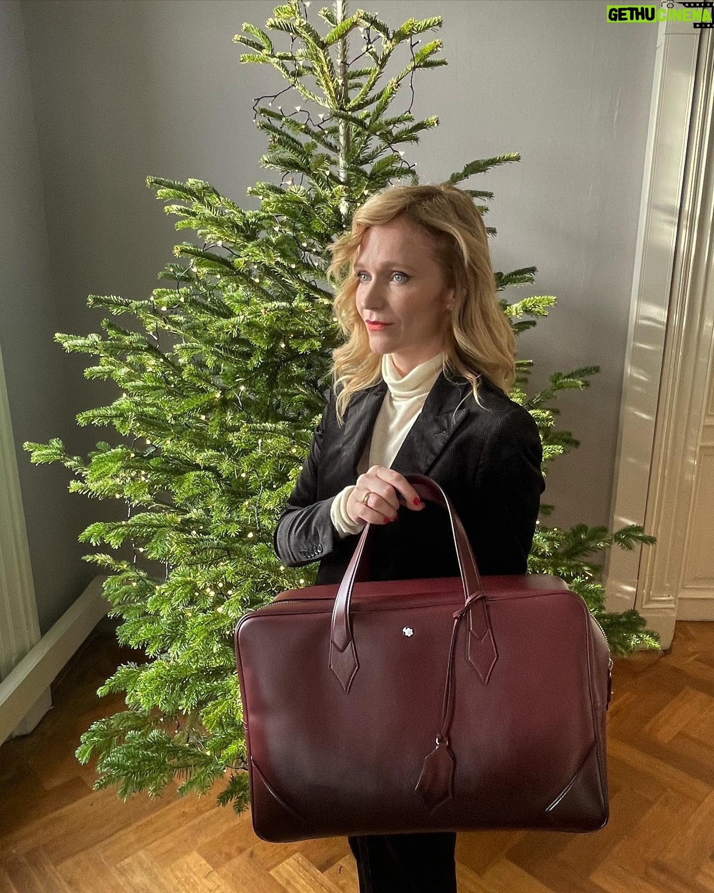 Anna Geislerová - 2.1K Likes - Psáno a darováno s láskou! @geislerova_ester @montblanc #heartwritten # 🫀🎄🖋️ #spolupráce #inspiraceosaním #psanosrdcem