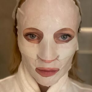 Anna Geislerová Instagram - Moje maska se jmenuje Cold plasma plus  
Není čas ztracet čas a proto chci jen to nejlepší..:)) pro sebe i svou pleť. @perriconemd_czsk  #spoluprace #skincare #facemask 🎏🎏🎏