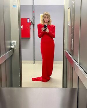 Anna Geislerová Instagram - A custom made dress by @tatianakovarikova ! Pořád mi ta barva něco našeptávala a pak už křičela “Hoří!” . 🧨🧲🩸☎️⛽️🚒🔥 !Perfektní odstín požárního hlásiče a mě! Děkuju milá Tatiano za další krasu na míru! ❤️❤️❤️ @renatazelinka makeup @toniandguysalonprague @janaki.hairstylist hair @mfeuereislova 📷