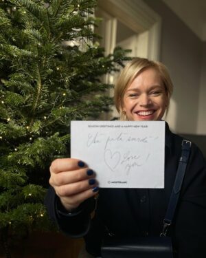 Anna Geislerová Instagram - Psáno a darováno s láskou!  @geislerova_ester @montblanc #heartwritten # 🫀🎄🖋️ #spolupráce #inspiraceosaním #psanosrdcem