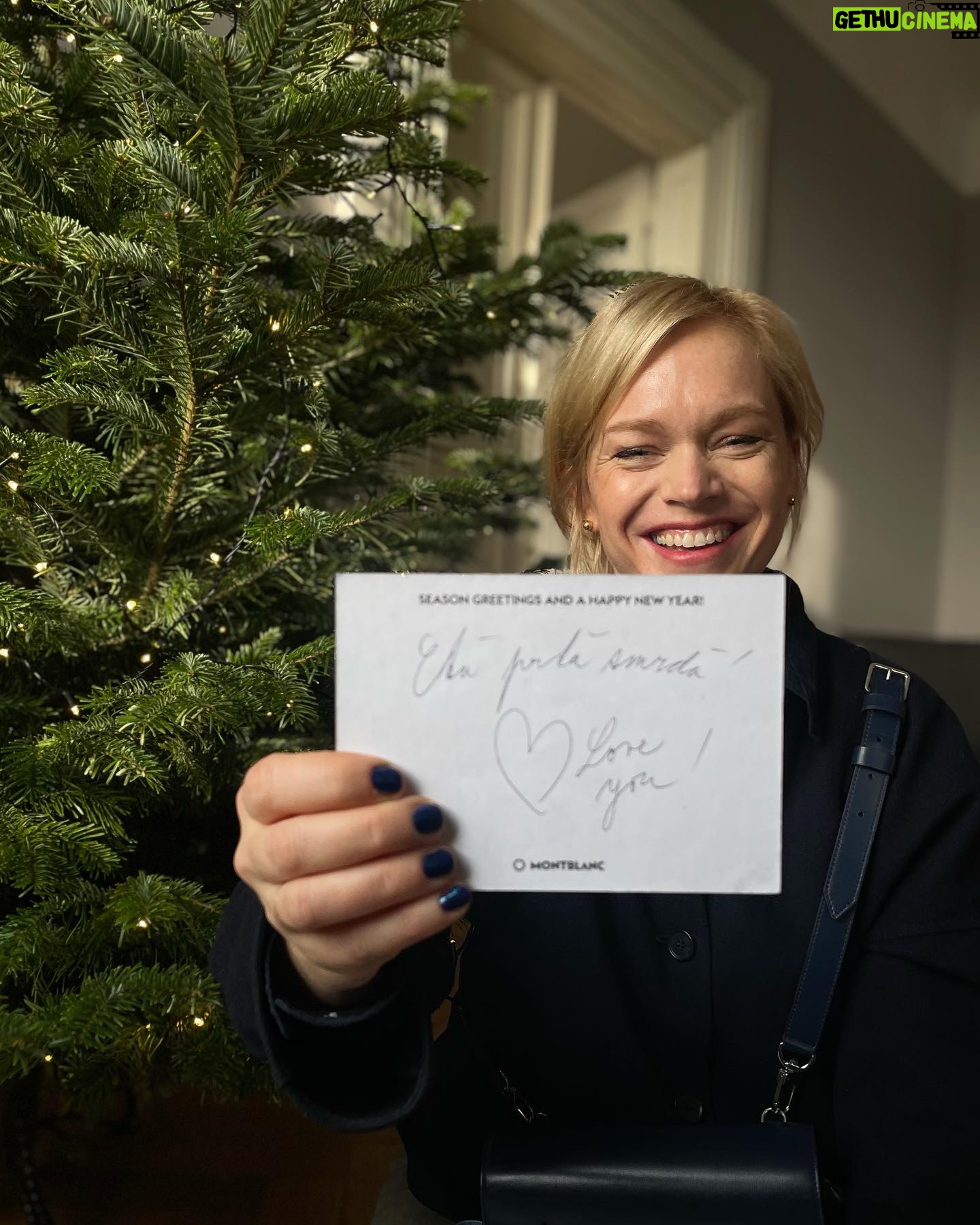 Anna Geislerová - 2.1K Likes - Psáno a darováno s láskou! @geislerova_ester @montblanc #heartwritten # 🫀🎄🖋️ #spolupráce #inspiraceosaním #psanosrdcem