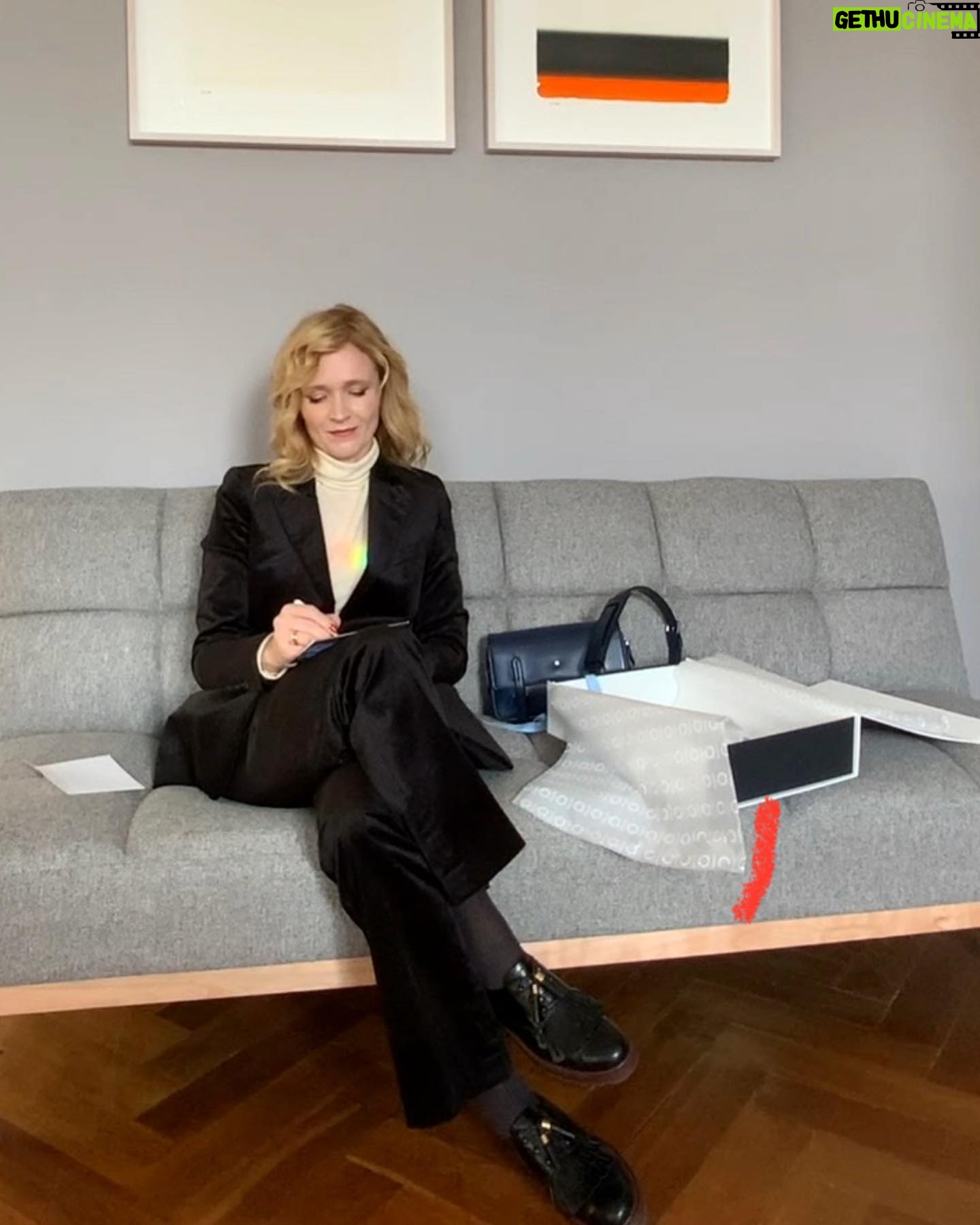 Anna Geislerová - 2.1K Likes - Psáno a darováno s láskou! @geislerova_ester @montblanc #heartwritten # 🫀🎄🖋️ #spolupráce #inspiraceosaním #psanosrdcem