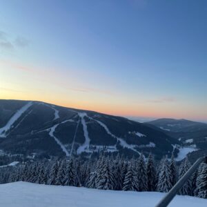 Anna Geislerová Instagram - Kdyz je jen jeden a vyjde to ..A k tomu východ slunce na Medvědíně ..ach! #špindl 🌍