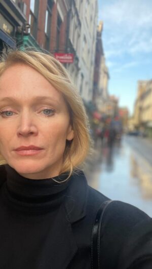 Anna Geislerová Instagram - Až se vás vaše pleť zeptá ,jak jste jí chránily před stresem ,Vánocemi ,létáním a tak dále já směle odpovím : Má drahá , používala jsem Perricone MD! Obrovská spokojenost a budu opravdu ráda když to zkusíte! 🎄🎥🫀🌱🌎
#perriconemd #essentialfx #spoluprace @perriconemd_czsk @perriconemd