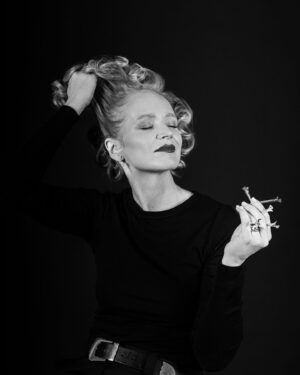 Anna Geislerová Instagram - dnešní focení inspirované 40s pro @toniandguysalonprague s půvabnou Aňou Geislerovou. 💄❤️ 

HAIR: @toniandguysalonprague & @janaki.hairstylist 

ARTdirector: @anna.puric 
MUA: @makeupbyannaprague 
Photographer: @bety.oud